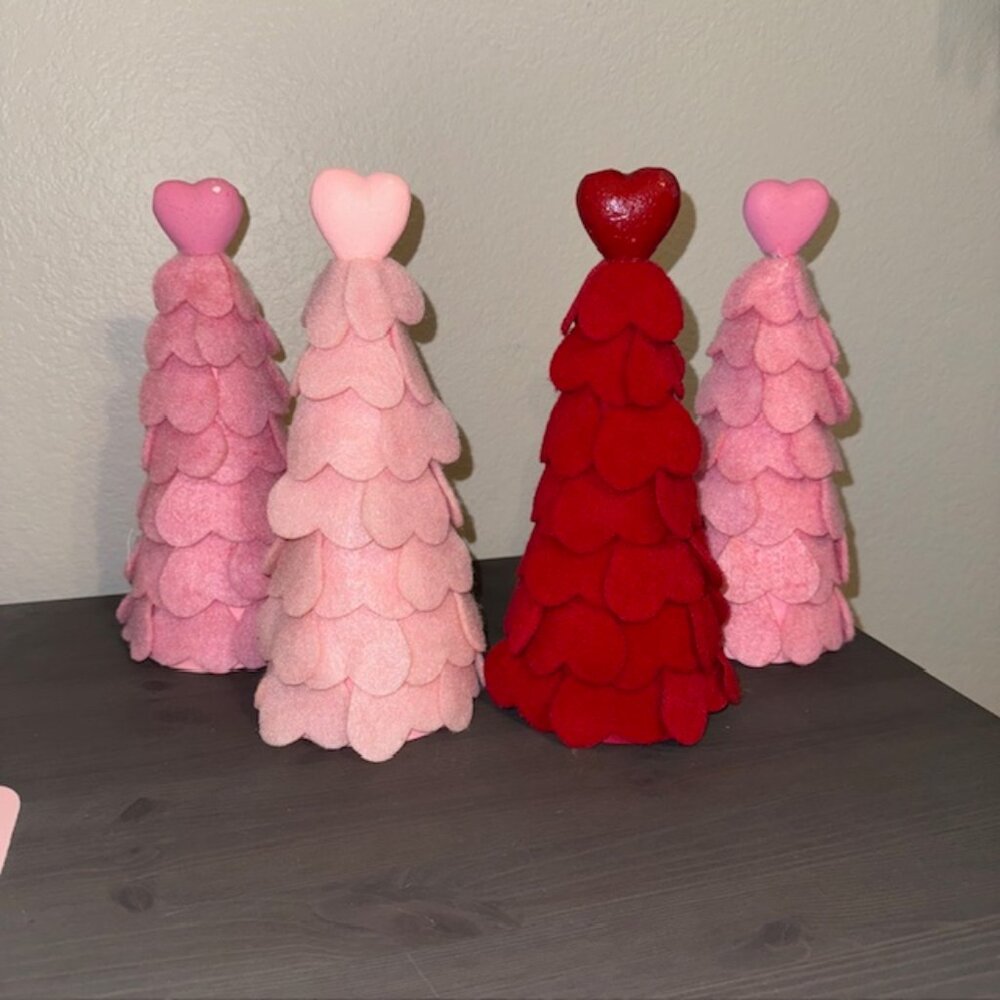 NWOT Four Red and Pink Valentine's Day Heart Trees